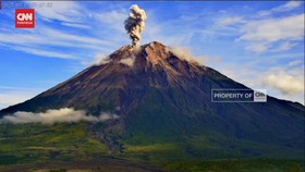 VIDEO: Gunung Semeru 5 Kali Erupsi Senin Pagi. Kolom Abu Setinggi 1 Km