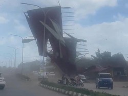Puting Beliung Terjang Batam, Atap Ruko hingga Papan Reklame Berterbangan