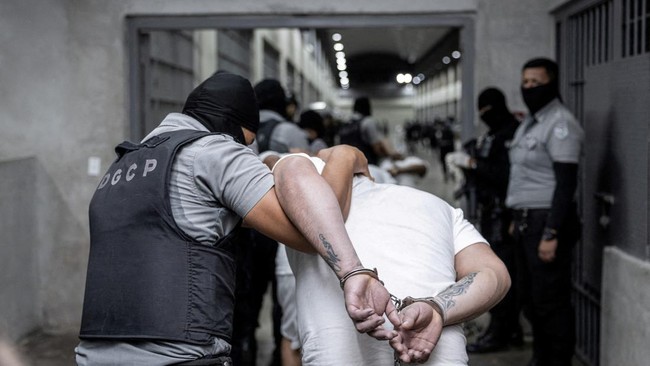 FOTO: Trump Deportasi 238 Anggota Geng Berbahaya ke El Salvador