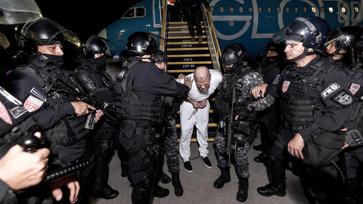 FOTO: Trump Deportasi 238 Anggota Geng Berbahaya ke El Salvador