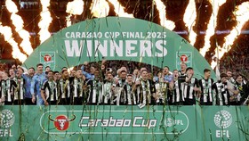 FOTO: Bikin Liverpool Menderita, Newcastle United Angkat Piala