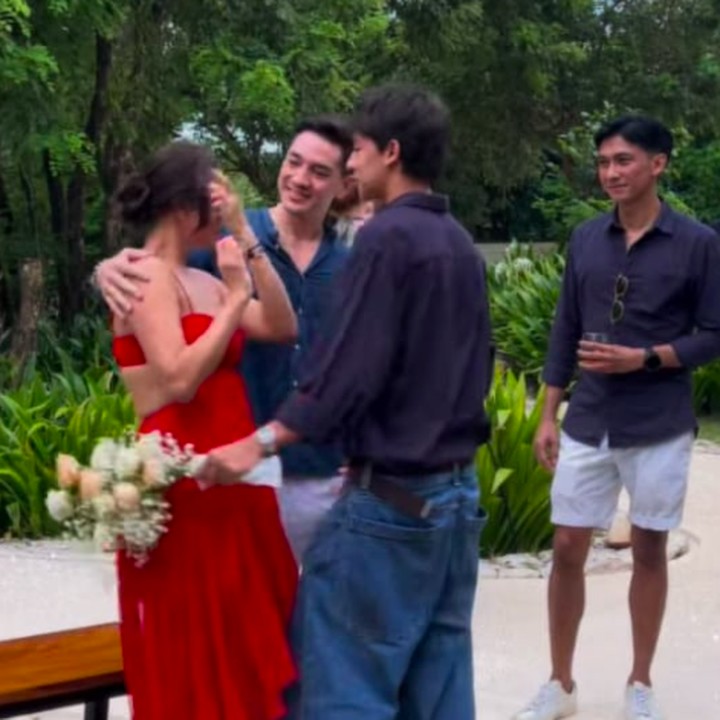 <p>Usai membawa Nana pergi menaiki helicopter, Andrew pun mengejutkan sang istri dengan menghadirkan keluarga serta kerabat dekatnya. Tidak hanya itu, Andrew juga menghadirkan putra sulungnya yang tengah berkuliah di Australia, Jason Andrea White. (Foto: Instagram: @andrew.white._)</p>