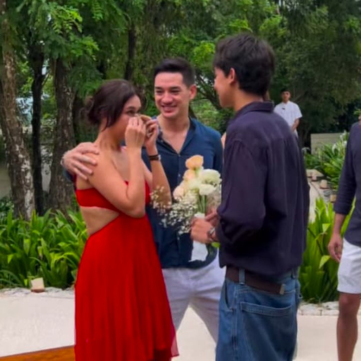 <p>Jason hadir di tengah-tengah kerumunan sambil membawa bunga untuk sang Bunda. Melihat putra sulungnya hadir, Nana pun tidak kuasa menahan tangis. (Foto: Instagram: @andrew.white._)</p>