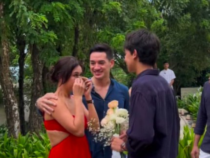 Tangis Haru Nana Mirdad saat Ultah ke-40, Andrew White Surprise Datangkan Anak Sulung dari Australia