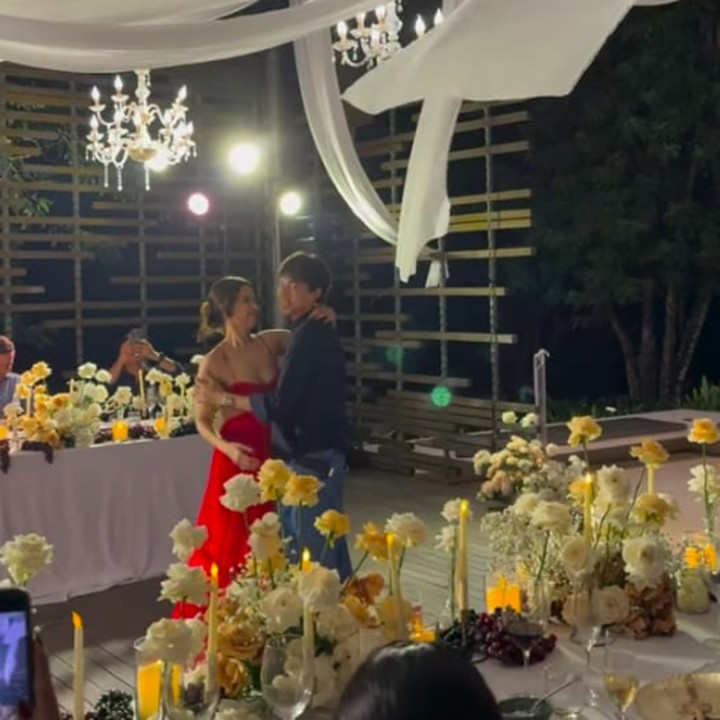 <p>Pada malam harinya, Nana berkesempatan untuk berdansa bersama Jason nih, Bunda. Nana tampak cantik dengan gaun merah sementara Jason terlihat gagah dengan kemeja dan celana jeans. (Foto: Instagram: @andrew.white._)</p>