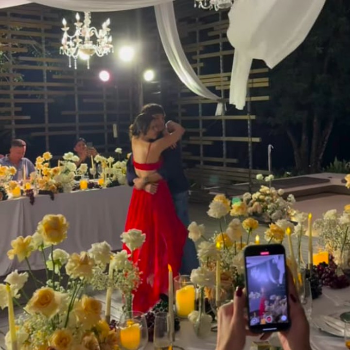 <p>Saat berdansa, Nana memeluk sang putra erat. Pada momen ini, Andrew pun menyebut bahwa putrinya, Sarah Andrea White, turut memainkan piano. "Sarah bermain piano untuk dansa pertama mommy di usia 40 tahun," ujarnya. (Foto: Instagram: @andrew.white._)</p>