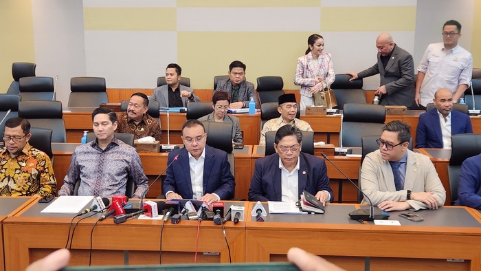 Wakil Ketua DPR RI Sufmi Dasco Ahmad bersama Komisi I DPR menggelar konferensi pers tentang revisi UU TNI, Senin (17/3/2025). (Adrial Akbar/detikcom).