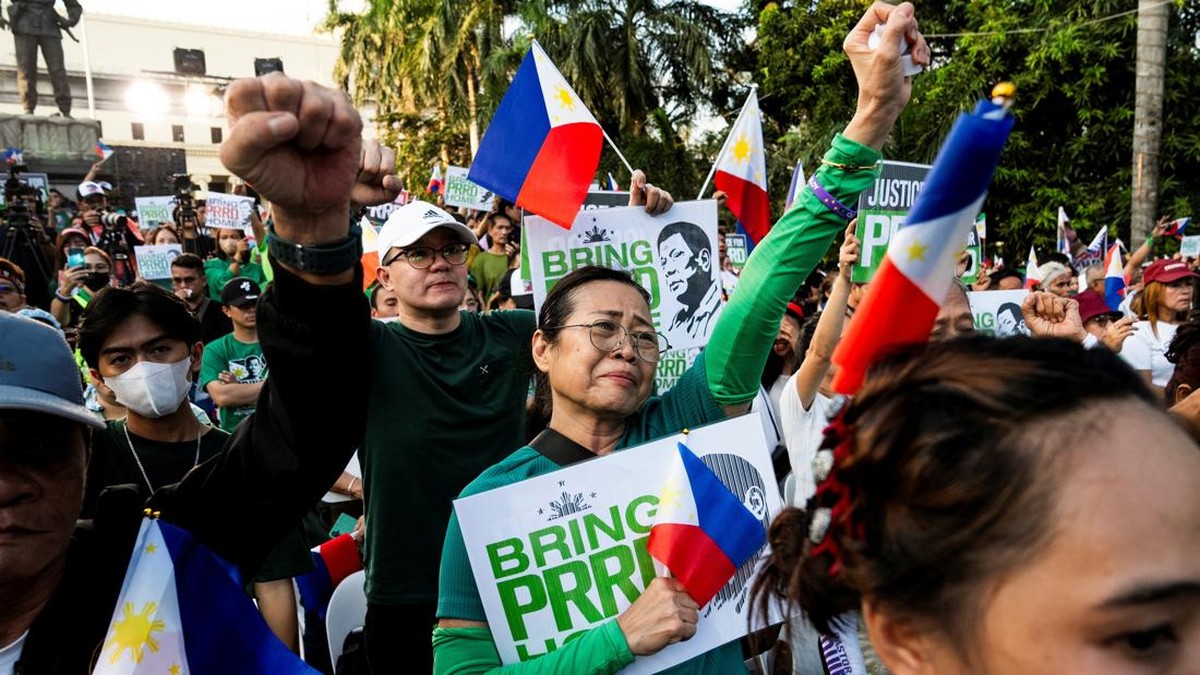 FOTO: Puluhan Ribu Warga Filipina Demo Bebaskan Duterte