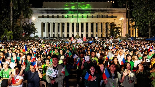 FOTO: Puluhan Ribu Warga Filipina Demo Bebaskan Duterte