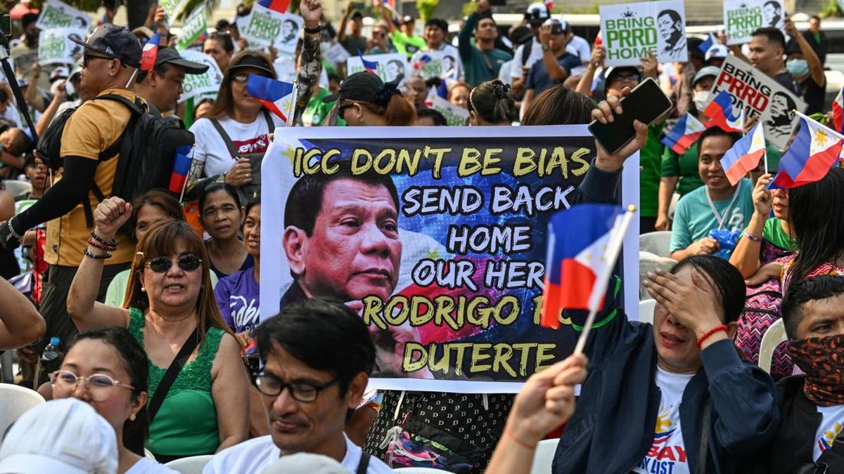 FOTO: Puluhan Ribu Warga Filipina Demo Bebaskan Duterte