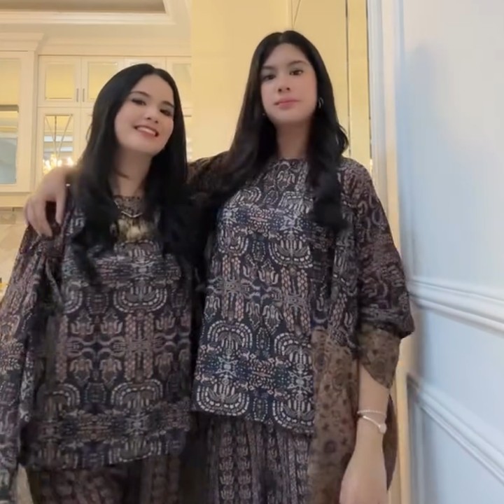 <p>Annisa Yudhoyono baru-baru ini membagikan potret kebersamannya dengan sang putri, Almira Tunggadewi Yudhoyono atau akrab disapa Aira. Keduanya memamerkan outfit bukber yang desainnya senada. (Foto: Instagram @annisayudhoyono)</p>