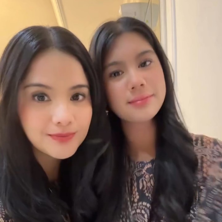 <p>Selain gaya penampilan, banyak netizen memuji paras cantik Annisa dan Aira ini. Beberapa bahkan menyebut keduanya lebih mirip kakak dan adik. "Mamaknya ini malah keliatan seperti adik, masyaAllah," tulis akun @ha***. "Cantik keduanya," ungkap akun @ec***. (Foto: Instagram @annisayudhoyono)</p>