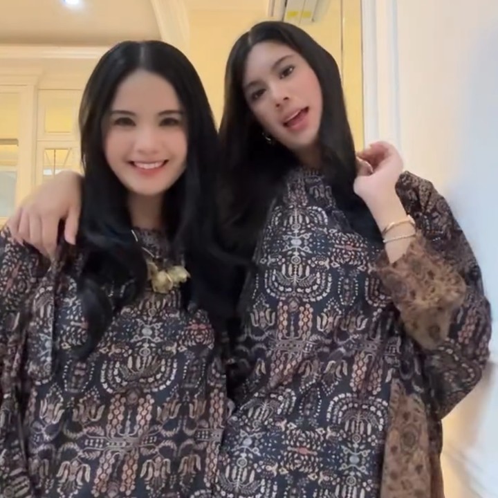 <p>Annisa dan Aira kompak mengenakan baju muslim kaftan dengan motif batik modern. Meski motif baju keduanya sama, model pakaian ibu dan anak ini berbeda. (Foto: Instagram @annisayudhoyono)</p>