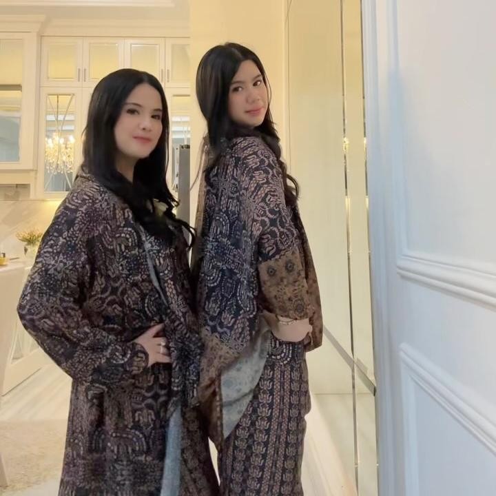 <p>Annisa mengunggah video bersama Aira di akun Instagram miliknya. Keduanya memperlihatkan OOTD yang mereka kenakan. "Outfit check with Aira," tulisnya di Instagram @annisayudhoyono. (Foto: Instagram @annisayudhoyono)</p>