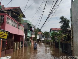 Cawang Banjir Akibat Ciliwung Meluap, Warga Selamatkan Barang