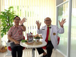 Dekan FK Untag Surabaya Bagikan Ilmu Tangani Ratusan Operasi Kembar Siam
