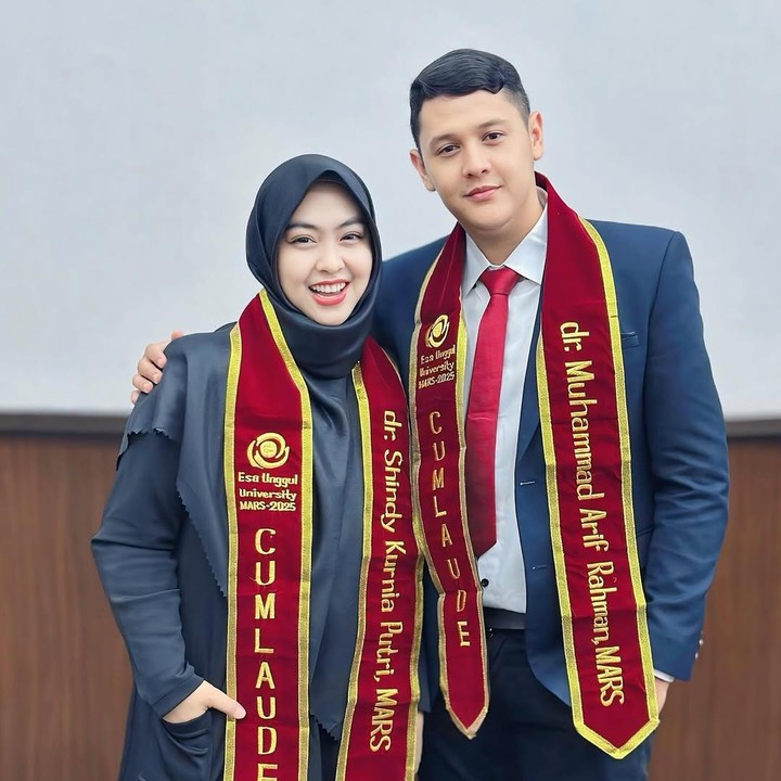 <p>"Awal dari sebuah perjalanan. Bismillah. “Learning is a lifelong process.”. <em>Alhamdulillah</em>. Dengan segala lika-likunya akhirnya Allah mudahkan kami hingga di titik ini. Program Studi MARS (S2), Magister Administrasi Rumah Sakit/Master of Hospital Administration.<em> Allahumma baarik</em>," ungkapnya. (Foto: Instagram: @dr.shindyputri_)</p>
