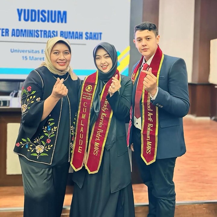 <p>Pada unggahan yang sama, dr. Shindy turut bercerita bahwa dirinya tengah mengandung 9 bulan kala melakukan sidang. Meski begitu, momen itu akan menjadi momen yang tidak akan pernah ia lupakan, Bunda. (Foto: Instagram: @dr.shindyputri_)</p>
