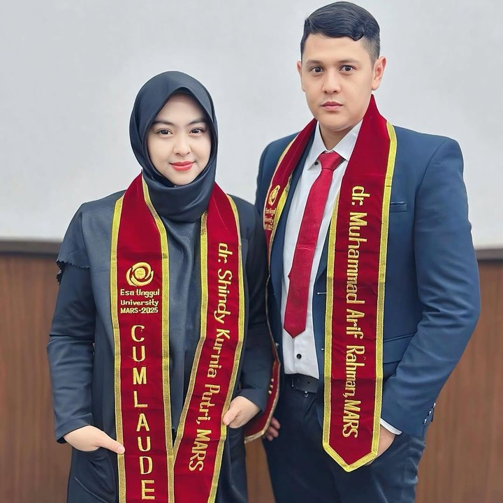 <p>Momen kelulusan ini dibagikan langsung oleh dr. Shindy melalui laman Instagram-nya. Diketahui dr. Shindy melanjutkan pendidikannya dengan mengambil program studi Magister Administrasi Rumah Sakit. (Foto: Instagram: @dr.shindyputri_)</p>