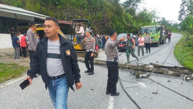 Gempa di Kabupaten Tapanuli Utara memicu longsor di sejumlah titik. Akibatnya, jalan Lintas Tarutung-Sipirok, Kecamatan Pahae Julu, putus total.