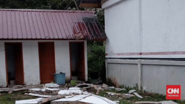 Sejumlah bangunan sekolah ambruk dan mengalami kerusakan berat akibat gempa kembar yang mengguncang wilayah Tarutung, Kabupaten Tapanuli Utara, Sumatra Utara.