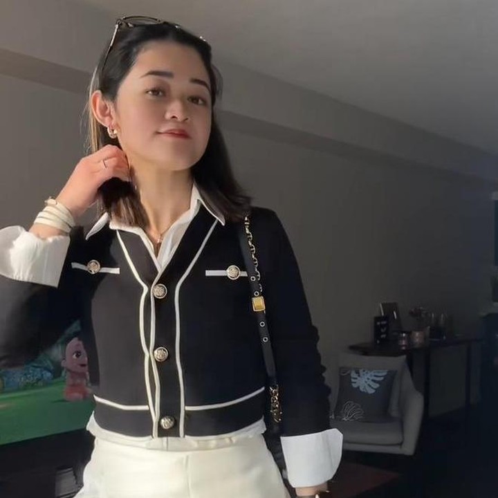 <p>Misalnya saja seperti foto yang satu ini. Gisela tampil elegan mengenakan <em>outer</em> kemeja berwarna hitam dan rok mini berwarna putih dengan <em>stocking</em> hitam.Ia pun melengkapi penampilannya itu dengan kacamata hitamnya. (Foto: Instagram@giselacindy12)</p>