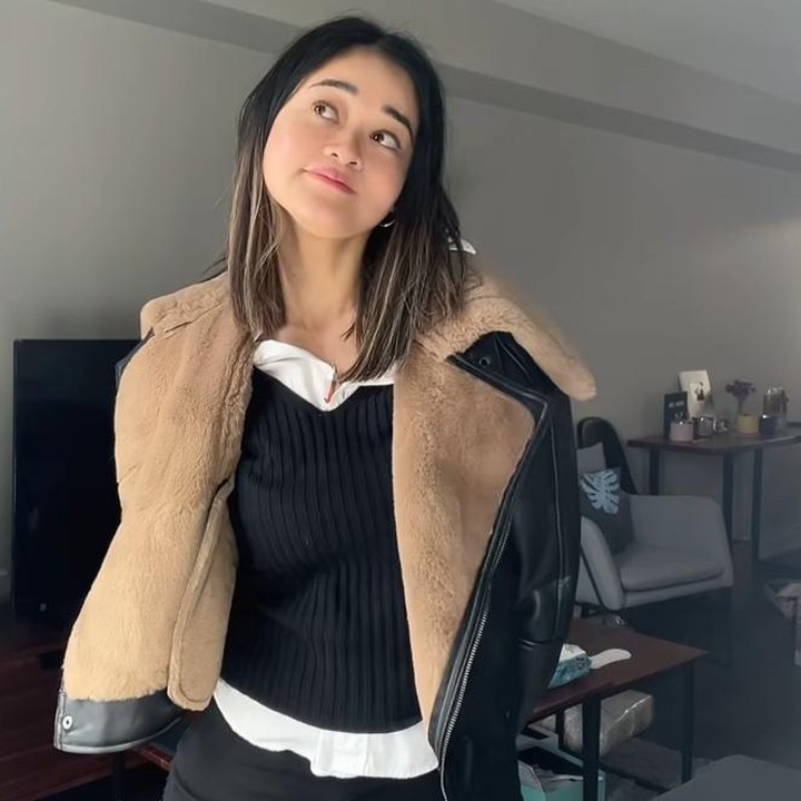 <p>Namun, selain membagikan aktivitas sehari-hari, Gisela juga tampaknya tak pernah absen untuk mengunggah <em>outfit out the day</em> (OOTD) untuk kerja yang terlihat modis dan <em>fashionable</em>. Bunda penasaran bagaimana penampilannya? (Foto: Instagram@giselacindy12)</p>