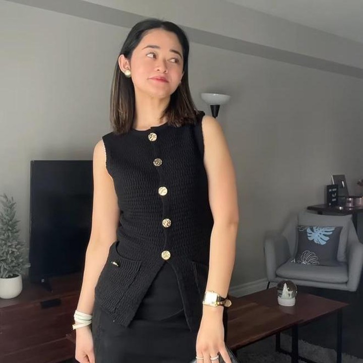 <p>Penampilan formal dan modis lainnya ala Gisela bisa terlihat dalam foto yang satu ini. Ia tampak mengenakan <em>one set</em> berwarna hitam yang dilengkapi dengan sepatu boots. (Foto: Instagram@giselacindy12)</p>