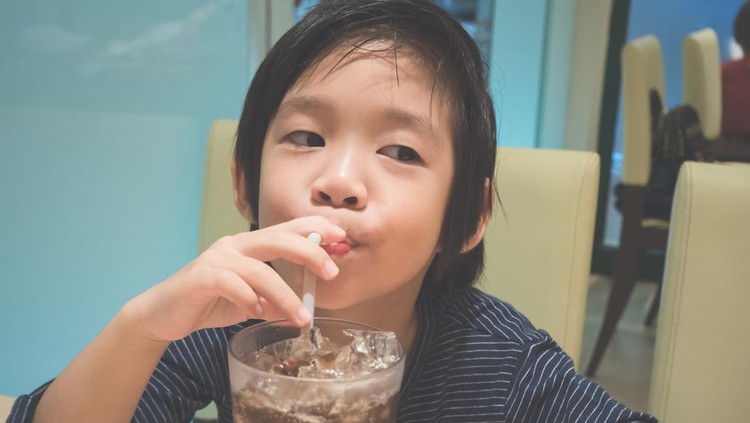 Ilustrasi Anak Minum Es Ilustrasi Anak Minum Es