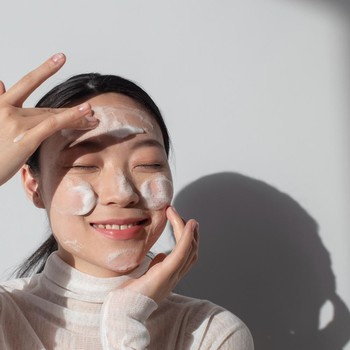 Bye-Bye Kulit Kusam! Ini Alasan Kenapa Kamu Wajib Double Cleansing