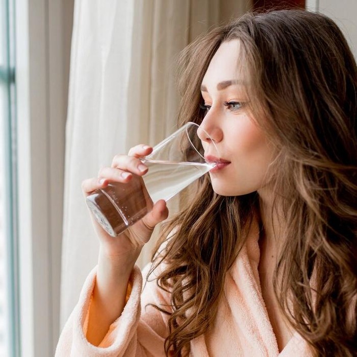 Ilustrasi minum air putih/Foto: Freepik.com/svetlanasokolova