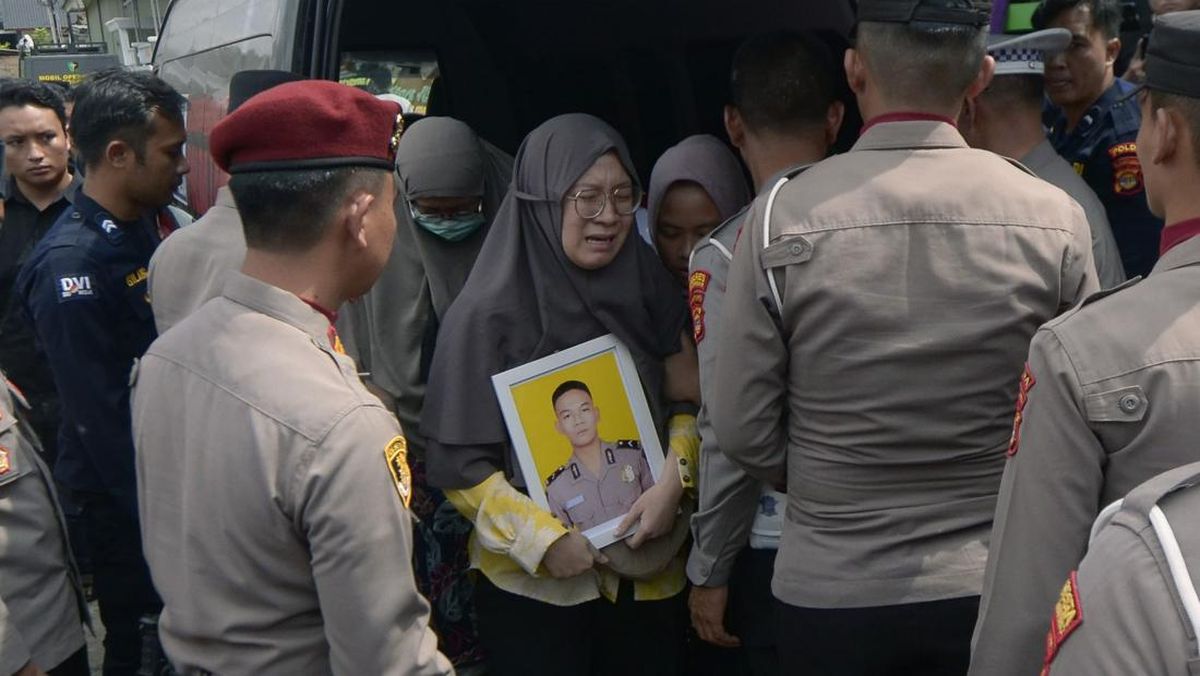 FOTO: Pemakaman Polisi Lampung yang Tewas Ditembak TNI