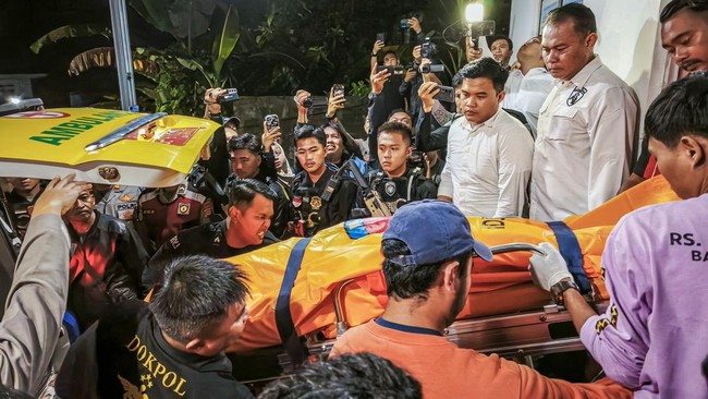 Tiga anggota Polres Way Kanan, Lampung yang tewas ditembak saat sedang menggerebek lokasi perjudian sabung ayam di Karang Manik dimakamkan hari ini.