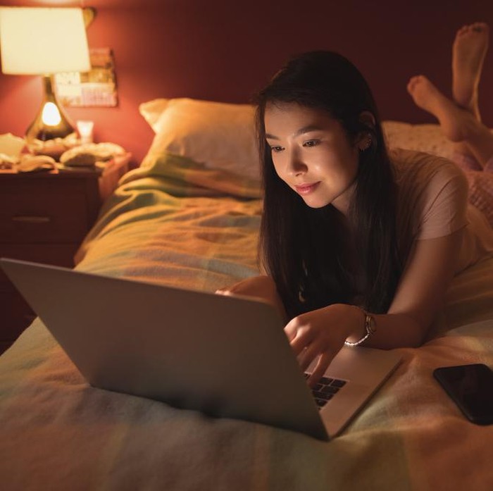 Kurangi penggunaan gadget sebelum tidur/ Foto : Freepik/ wavebreakmedia_micro