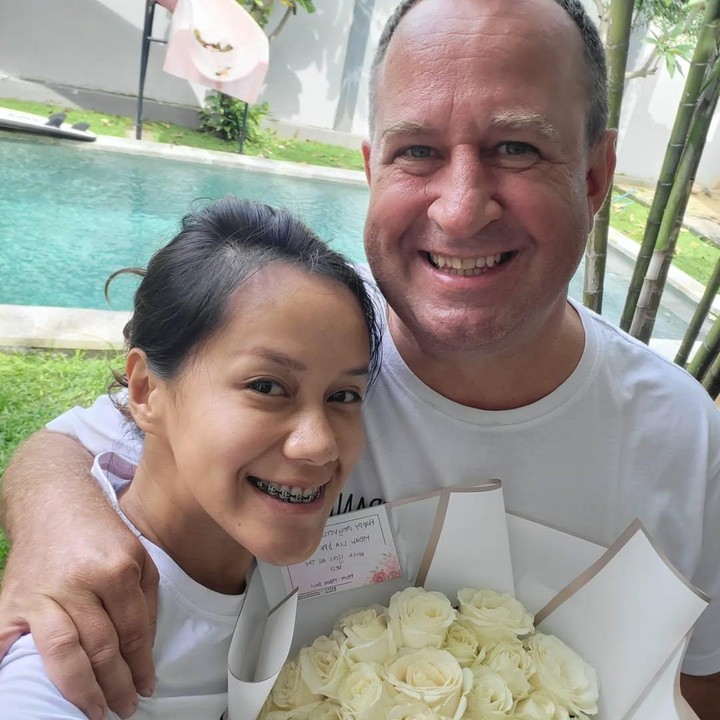 <p>Aktris Lia Waode baru-baru ini membagikan potret kebersamaannya dengan suami bule, Volker Lange di media sosial. Bunda satu anak ini membagikan momen spasial dengan suami untuk mengenang pernikahannya 15 tahun lalu. (Foto: Instagram @liawaode)</p>