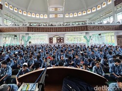 Menggapai Malam 1.000 Bulan di Masjid Agung Palabuhanratu
