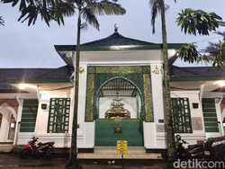 Ternyata ST12 Sering Iktikaf di Masjid Bersejarah Bandung Ini