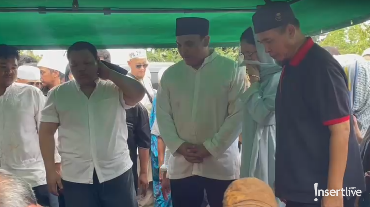 img-title Suasana Haru Iringi Pemakaman Mat Solar Pagi Ini
