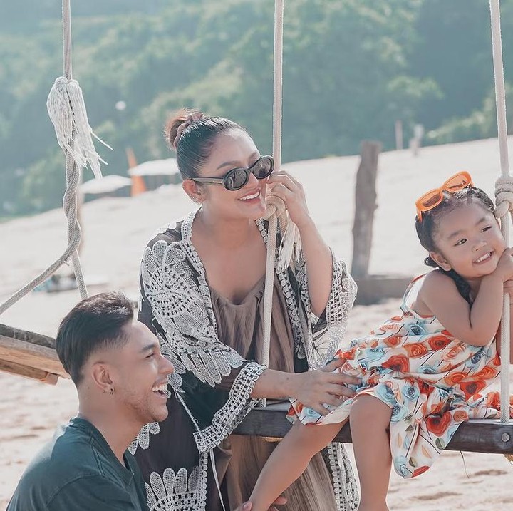 <p>Meski bahagia, Siti Badriah tampak sedikit minder dengan bentuk tubuhnya yang terlihat buluk dan kucel saat hamil anak kedua. Tapi, suaminya tetap memberikan pujian untuknya. Menurut Kris paling penting sang istri bahagia. (Foto: @sitibadriahh)</p>