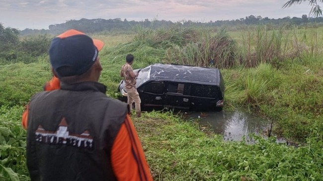 Satu unit mobil Suzuki APV terbawa angin saat puting beliung melanda di Kecamatan Cikarang Barat, Kabupaten Bekasi.