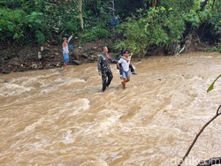 Perjuangan Pelajar Ponorogo Terjang Derasnya Sungai Usai Jembatan Putus