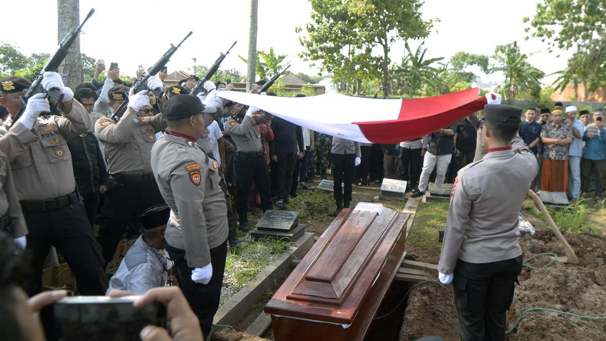 FOTO: Pemakaman Polisi Lampung yang Tewas Ditembak TNI