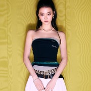 Intip Gaya Ella MEOVV Saat Hadiri Peragaan Busana Miu Miu Fall/Winter 2025, Jadi Pusat Atensi!