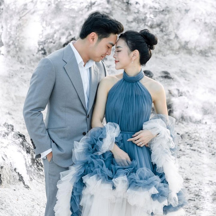 <p>Pada konsep lainnya, Jane tampil cantik mengenakan gaun bernuansa navy dan putih. Sementara itu, Erwin terlihat tampan dengan setelan jas warna abu-abu. (Foto: Instagram: @jessicajane99)</p>