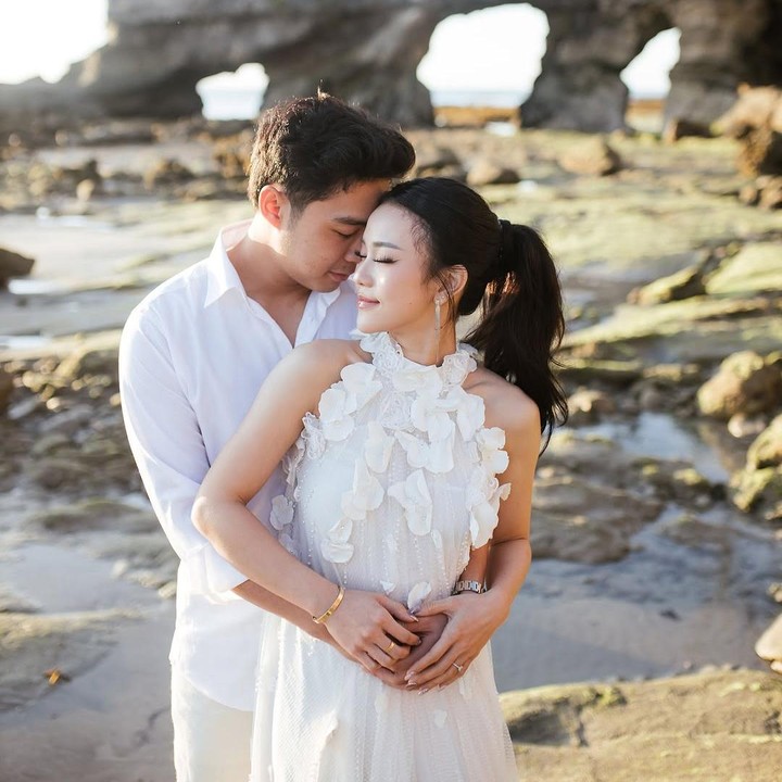 <p>Prewedding Jane dan Erwin memiliki beberapa konsep yang unik, Bunda. Pada konsep yang satu ini, keduanya terlihat kompak mengenakan pakaian serba putih di pantai. "Seperti ombak yang selalu kembali ke pantai, hatiku selalu menemukan jalan kembali kepadamu. Selalu dan selamanya," ungkap Jane. (Foto: Instagram: @jessicajane99)</p>