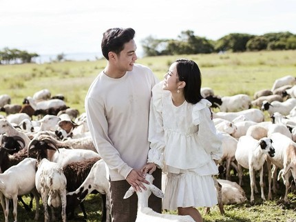 5 Potret Prewed Selebgram Jessica Jane & Erwin Phang, Unik Dikelilingi Domba