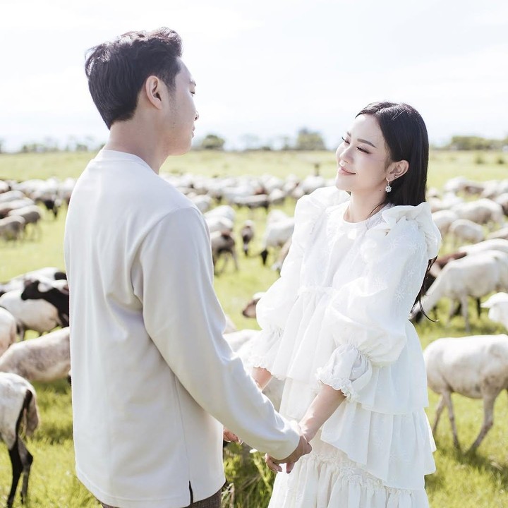 <p>Netizen pun turut memuji konsep prewedding yang satu ini. "Gemas banget, tema <em>prewed</em>-nya unik. Hasilnya keren-keren," kata seorang netizen. "Ehhh, lucu banget ini konsep <em>prewed</em>-nya," puji netizen lainnya. (Foto: Instagram: @erwinphang)</p>