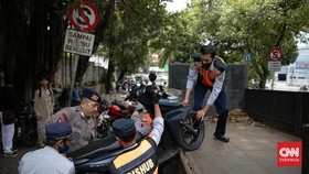 FOTO: Razia Parkir Liar di Kawasan Gandaria Jaksel