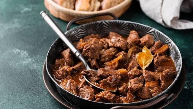 Kepala Mendadak Pusing Setelah Konsumsi Daging Lebaran, Ketahui 7 Penyebabnya!