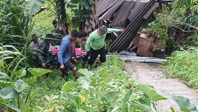 Dua rumah warga di Kabupaten Tapanuli Utara tertimpa longsor akibat gempa. Satu orang meninggal dunia.